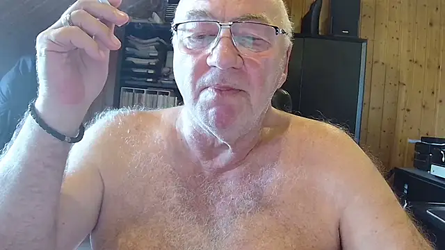 Snapshot of biggandybig chatting on June 5, 2:34 pm biggandybig online show from June 5, 2:34 pm