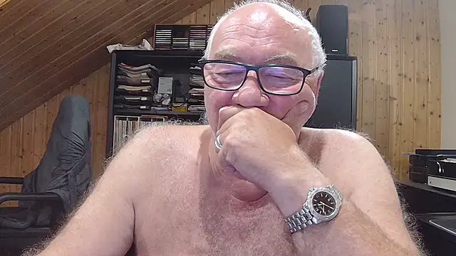 Snapshot of biggandybig chatting on June 10, 10:52 pm biggandybig online show from June 10, 10:52 pm