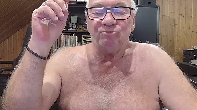 Snapshot of biggandybig chatting on June 12, 11:03 pm biggandybig online show from June 12, 11:03 pm