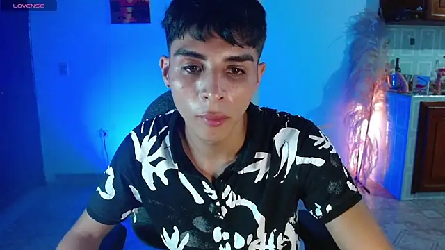 Snapshot of justin_alexxx chatting on January 29, 3:01 am justin alexxx online show from January 29, 3:01 am