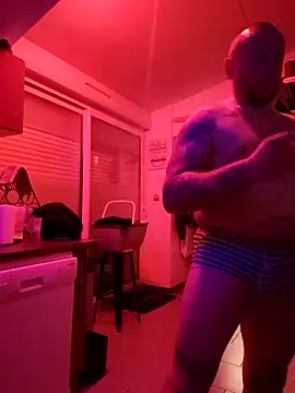 Snapshot of RomWoolf chatting on April 3, 11:47 pm RomWoolf online show from April 3, 11:47 pm