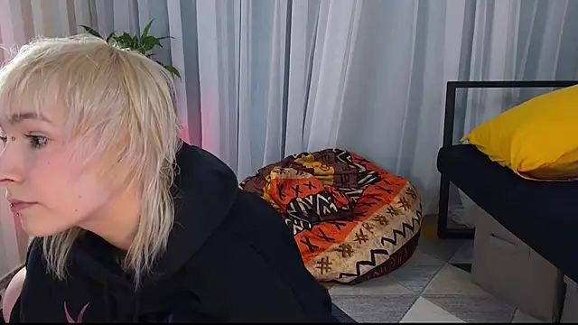 Snapshot of EmmyAmbros chatting on June 3, 9:42 pm EmmyAmbros online show from June 3, 9:42 pm