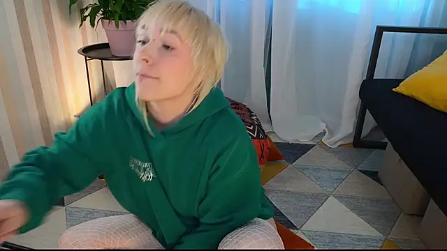 Snapshot of EmmyAmbros chatting on July 17, 3:13 am EmmyAmbros online show from July 17, 3:13 am