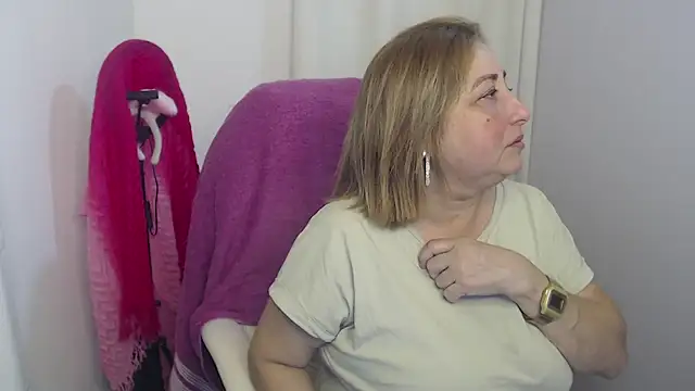 paiper halliwey online show from January 10, 11:50 pm