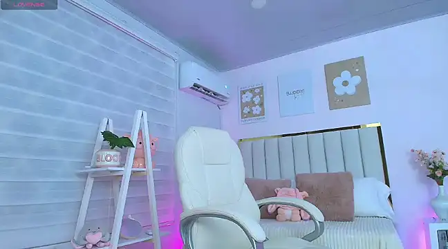 Snapshot of Cristall_Bunny chatting on February 7, 12:31 am Cristall Bunny online show from February 7, 12:31 am