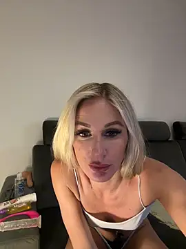 Liana Lou online show from December 2, 3:36 pm