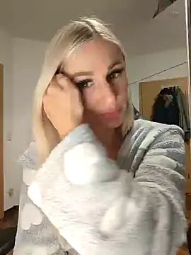 Liana Lou online show from December 8, 8:15 pm