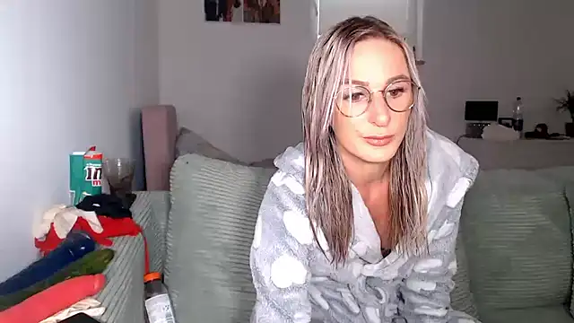 Snapshot of Liana_Lou chatting on June 20, 12:52 pm Liana Lou online show from June 20, 12:52 pm