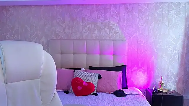 cute hollywood online show from April 20, 12:30 pm