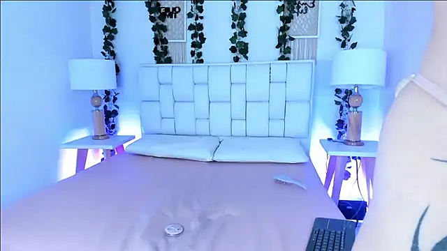 Snapshot of SophieHill_gh chatting on January 18, 10:39 pm SophieHill gh online show from January 18, 10:39 pm