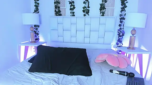 Snapshot of SophieHill_gh chatting on February 11, 11:33 pm SophieHill gh online show from February 11, 11:33 pm