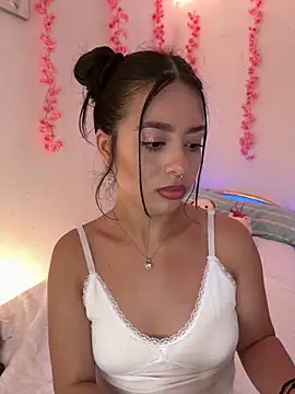 Snapshot of AliceJovovich chatting on December 4, 5:55 pm AliceJovovich online show from December 4, 5:55 pm