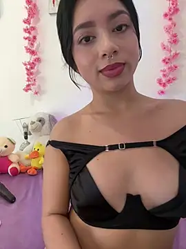 Snapshot of AliceJovovich chatting on December 19, 10:56 am AliceJovovich online show from December 19, 10:56 am