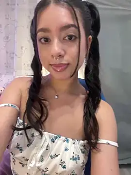 Snapshot of AliceJovovich chatting on January 3, 6:35 pm AliceJovovich online show from January 3, 6:35 pm