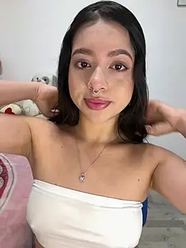 Snapshot of AliceJovovich chatting on March 5, 10:44 am AliceJovovich online show from March 5, 10:44 am