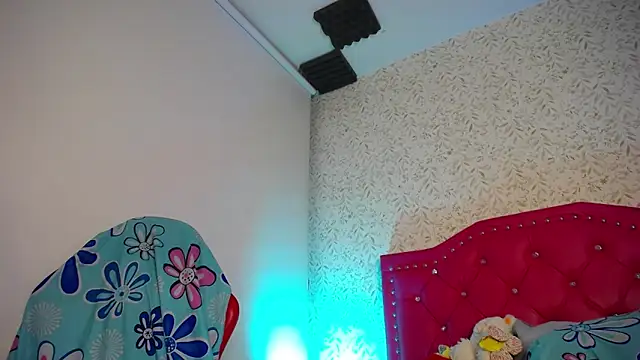 luly pink online show from April 15, 4:08 am