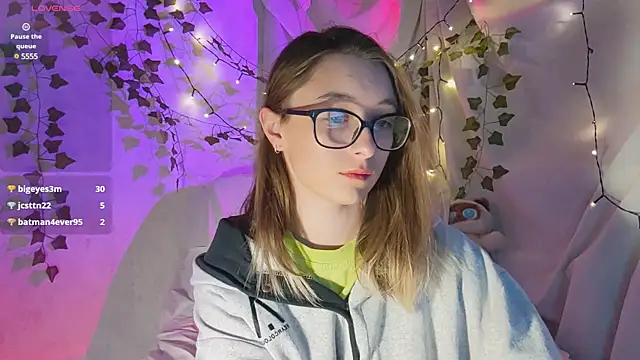 Snapshot of monlight__dana chatting on December 2, 2:30 pm monlight  dana online show from December 2, 2:30 pm