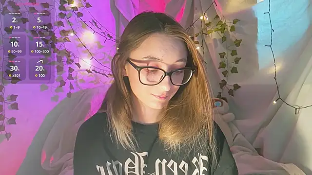 Snapshot of monlight__dana chatting on December 4, 9:18 am monlight  dana online show from December 4, 9:18 am