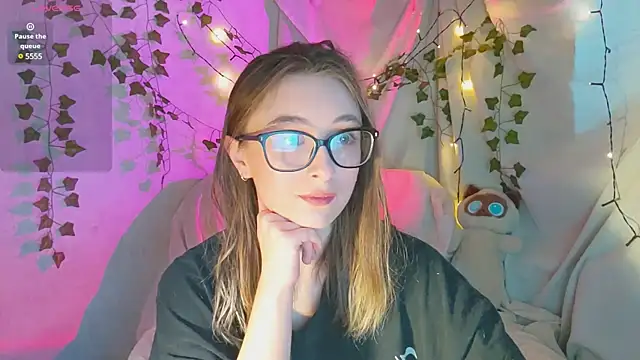 Snapshot of monlight__dana chatting on December 6, 11:54 am monlight  dana online show from December 6, 11:54 am