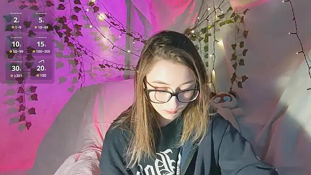 Snapshot of monlight__dana chatting on December 7, 1:29 pm monlight  dana online show from December 7, 1:29 pm