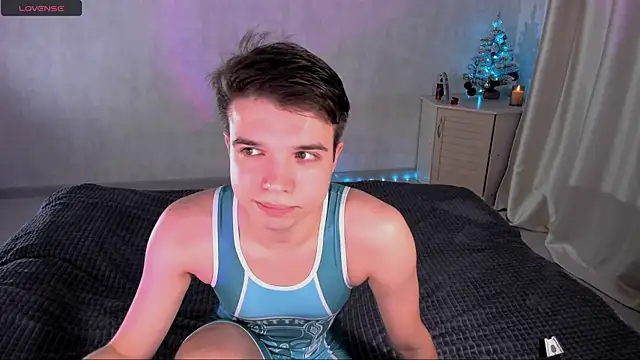 Snapshot of tailer_ chatting on December 19, 7:43 pm tailer online show from December 19, 7:43 pm