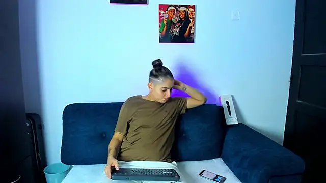 Snapshot of AndreaAndKarina chatting on September 29, 8:57 pm AndreaAndKarina online show from September 29, 8:57 pm