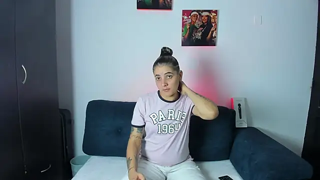 Snapshot of AndreaAndKarina chatting on October 3, 2:47 pm AndreaAndKarina online show from October 3, 2:47 pm