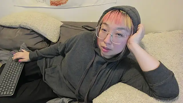 Snapshot of luxgray chatting on December 5, 3:48 am luxgray online show from December 5, 3:48 am