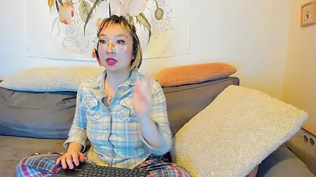 Snapshot of luxgray chatting on January 12, 2:35 am luxgray online show from January 12, 2:35 am