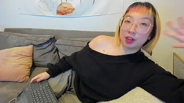 Snapshot of luxgray chatting on January 18, 6:24 am luxgray online show from January 18, 6:24 am