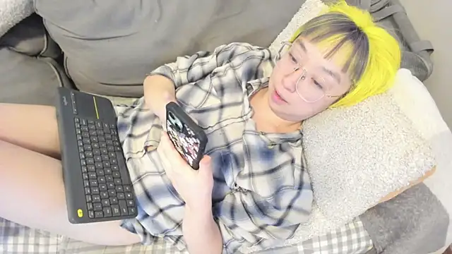 Snapshot of luxgray chatting on February 22, 11:47 pm luxgray online show from February 22, 11:47 pm