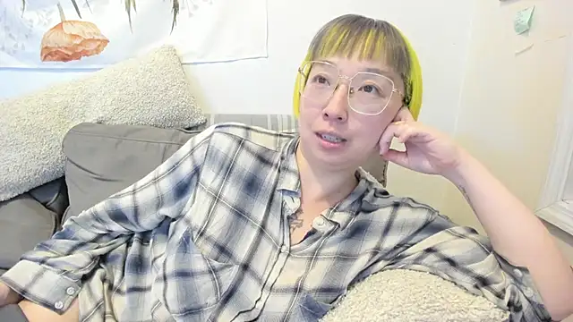 Snapshot of luxgray chatting on February 23, 11:24 pm luxgray online show from February 23, 11:24 pm