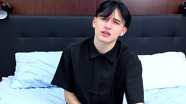 Snapshot of AmondCor chatting on December 23, 2:50 pm AmondCor online show from December 23, 2:50 pm