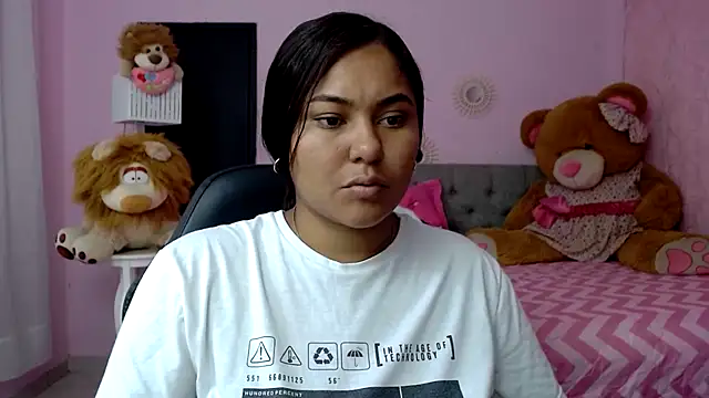 Snapshot of ariel_milk chatting on December 5, 7:10 pm ariel milk online show from December 5, 7:10 pm