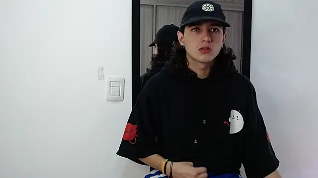 Snapshot of alex_connorr chatting on February 7, 4:14 pm alex connorr online show from February 7, 4:14 pm