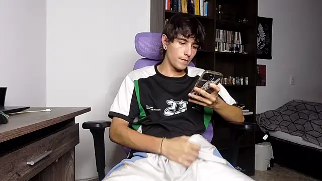 Snapshot of alex_connorr chatting on November 2, 10:56 pm alex connorr online show from November 2, 10:56 pm