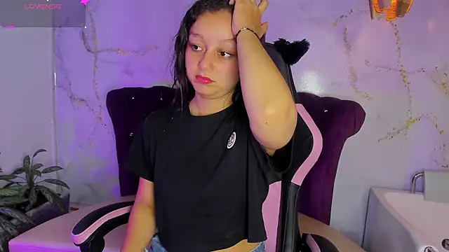 Snapshot of katy_sweet19 chatting on May 4, 1:07 pm katy sweet19 online show from May 4, 1:07 pm