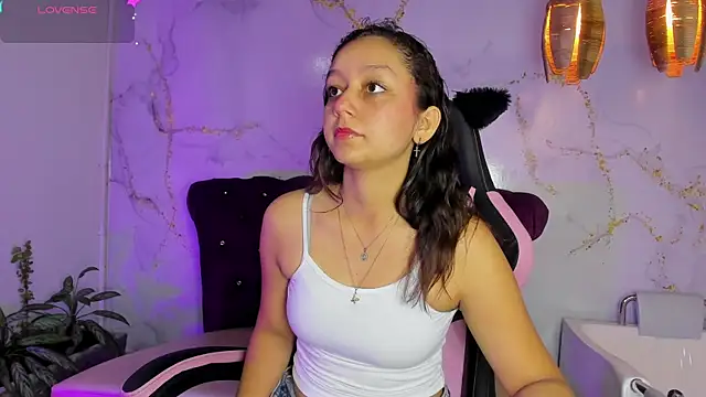 Snapshot of katy_sweet19 chatting on May 6, 10:42 am katy sweet19 online show from May 6, 10:42 am