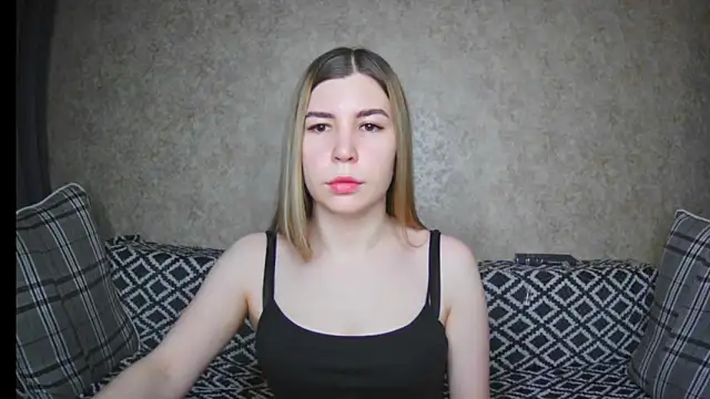 Snapshot of ElllaNuar chatting on December 12, 1:21 am ElllaNuar online show from December 12, 1:21 am