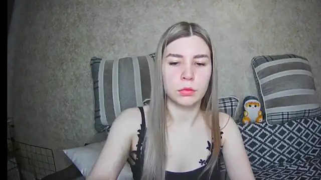 Snapshot of ElllaNuar chatting on March 17, 1:35 am ElllaNuar online show from March 17, 1:35 am