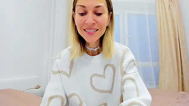 Snapshot of Mona_Cruz chatting on December 4, 5:16 am Mona Cruz online show from December 4, 5:16 am