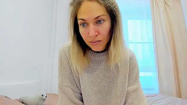 Snapshot of Mona_Cruz chatting on December 8, 6:22 am Mona Cruz online show from December 8, 6:22 am