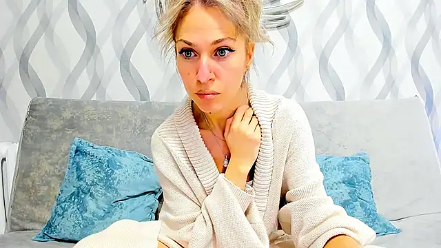 Snapshot of Mona_Cruz chatting on February 16, 2:43 pm Mona Cruz online show from February 16, 2:43 pm