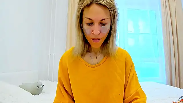 Snapshot of Mona_Cruz chatting on March 3, 5:31 am Mona Cruz online show from March 3, 5:31 am