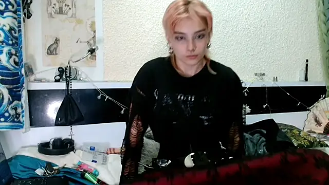 Snapshot of Sophie_Bell chatting on June 7, 10:24 pm Sophie Bell online show from June 7, 10:24 pm