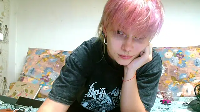 Snapshot of Sophie_Bell chatting on June 13, 12:19 am Sophie Bell online show from June 13, 12:19 am
