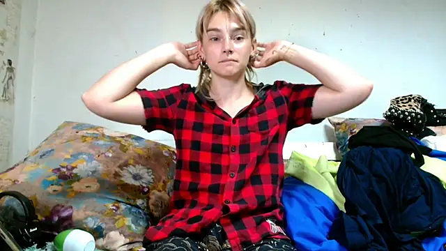 Snapshot of Sophie_Bell chatting on June 23, 5:22 pm Sophie Bell online show from June 23, 5:22 pm