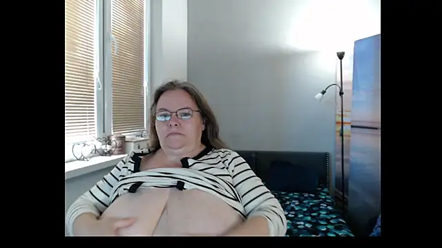 Snapshot of Sweetboobs chatting on June 7, 5:00 am Sweetboobs online show from June 7, 5:00 am