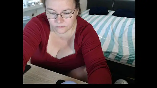 Snapshot of Sweetboobs chatting on June 28, 7:25 am Sweetboobs online show from June 28, 7:25 am