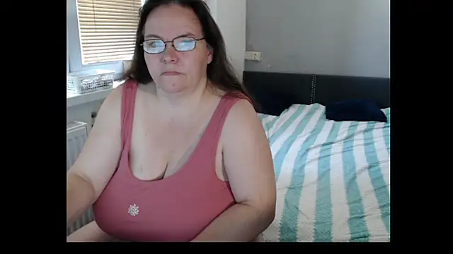 Snapshot of Sweetboobs chatting on July 6, 8:22 am Sweetboobs online show from July 6, 8:22 am